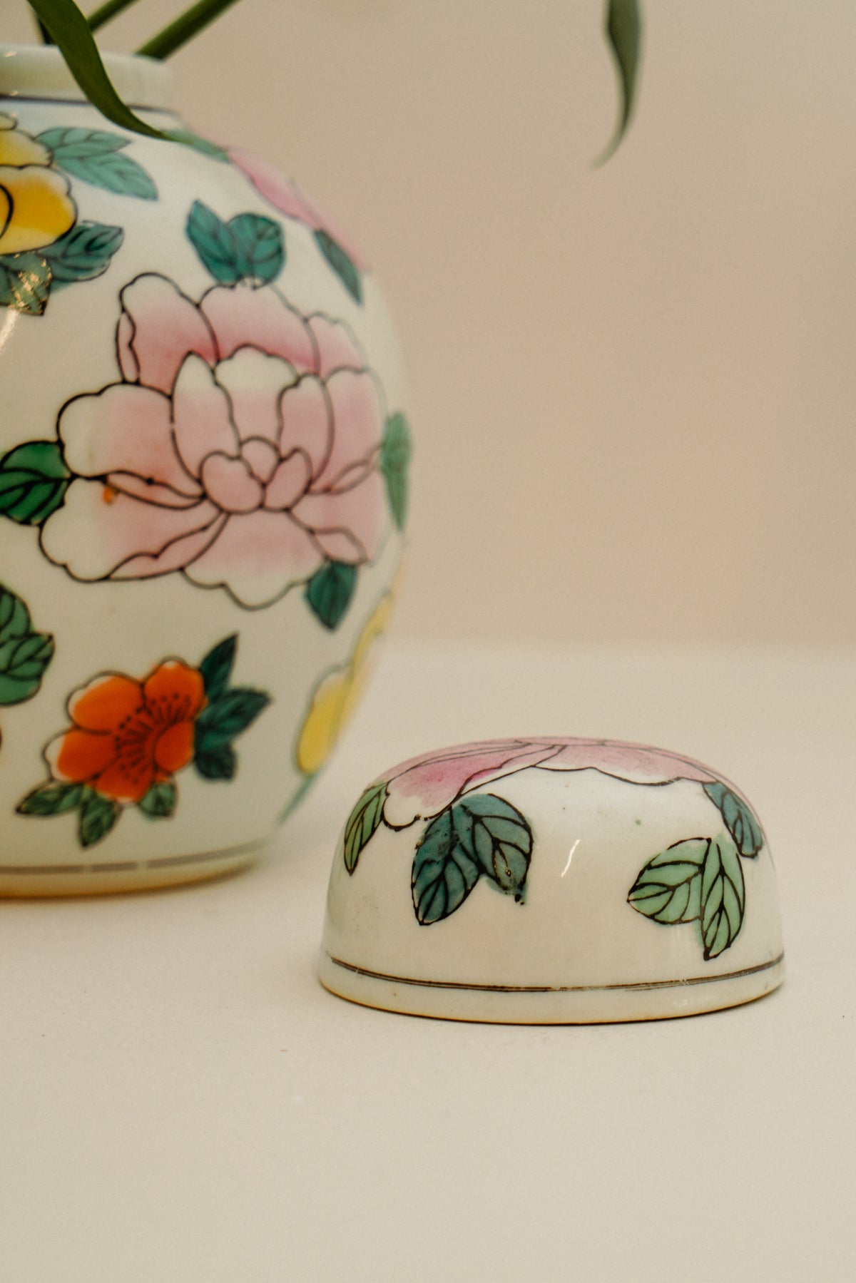 Chinoiserie porcelain temple jar, white with flowers