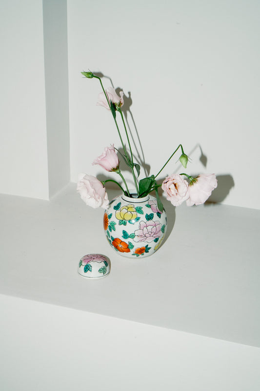 Chinoiserie porcelain temple jar, white with flowers