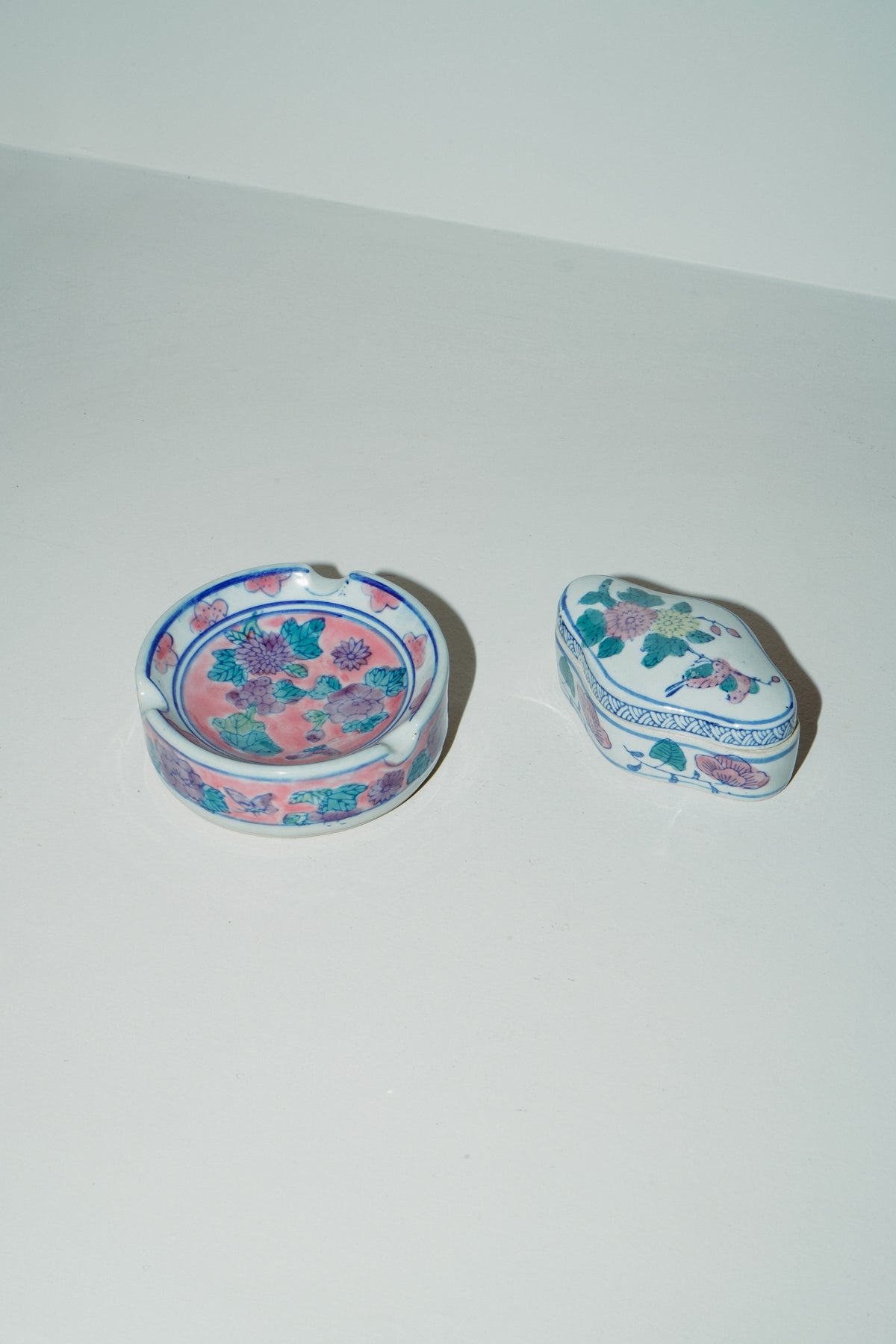 Chinoiserie porcelain pill box
