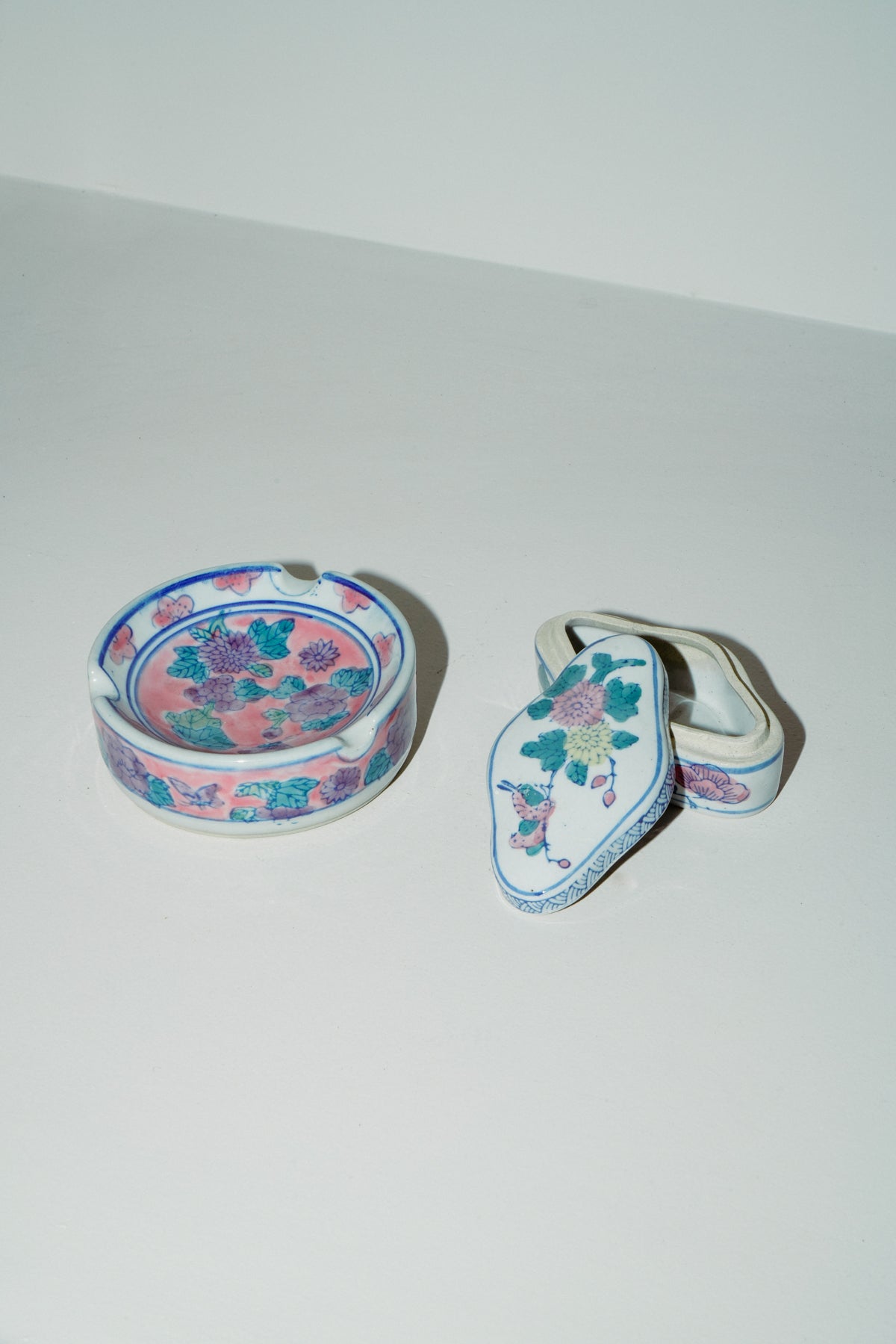 Chinoiserie porcelain pill box