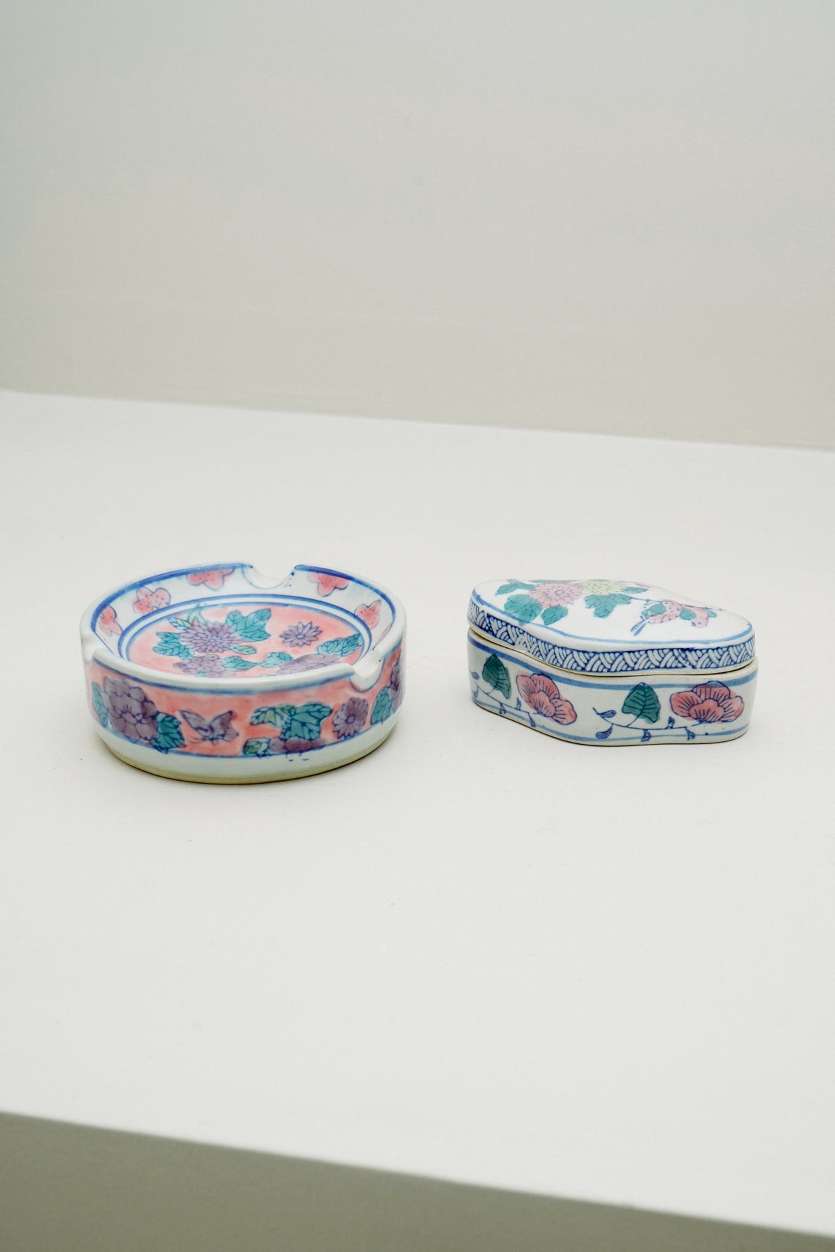 Chinoiserie porcelain pill box