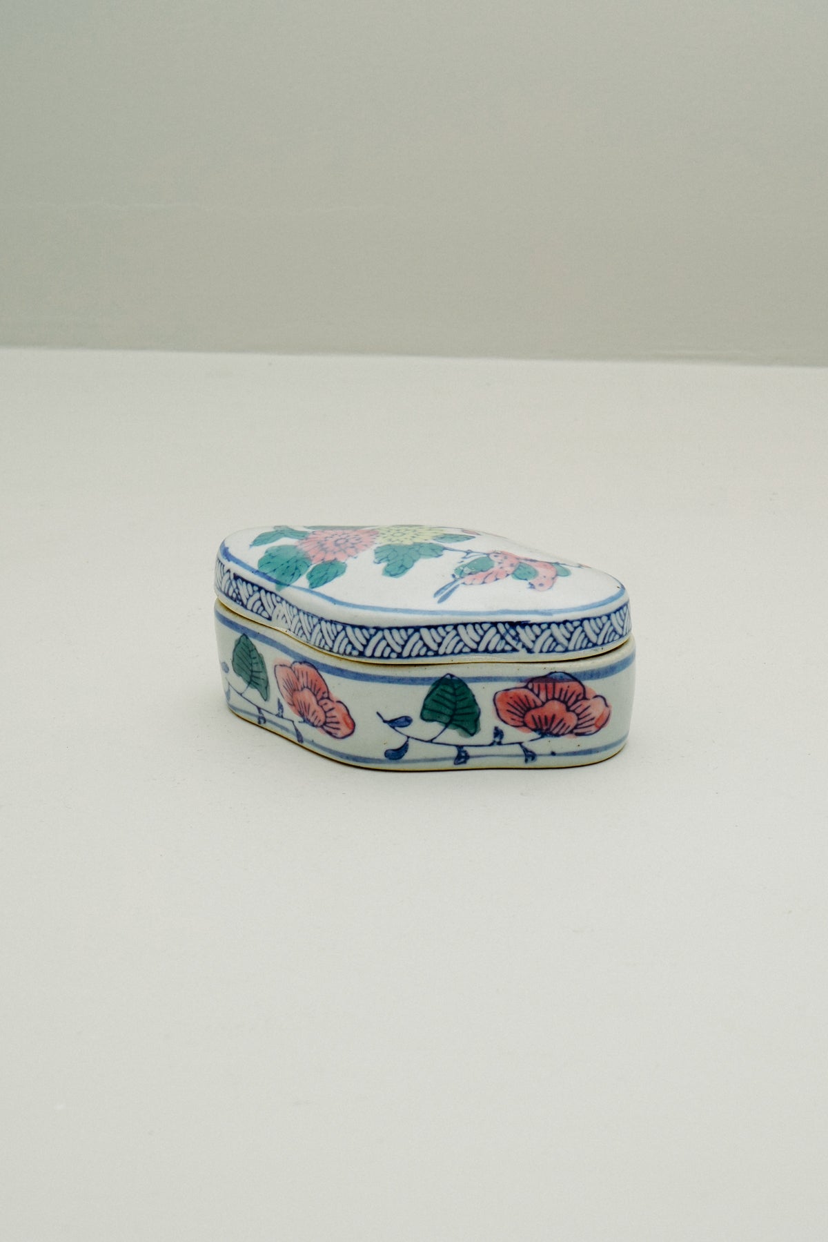 Chinoiserie porcelain pill box