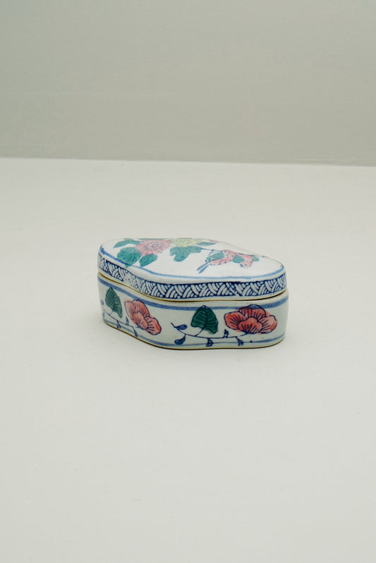 Chinoiserie porcelain pill box