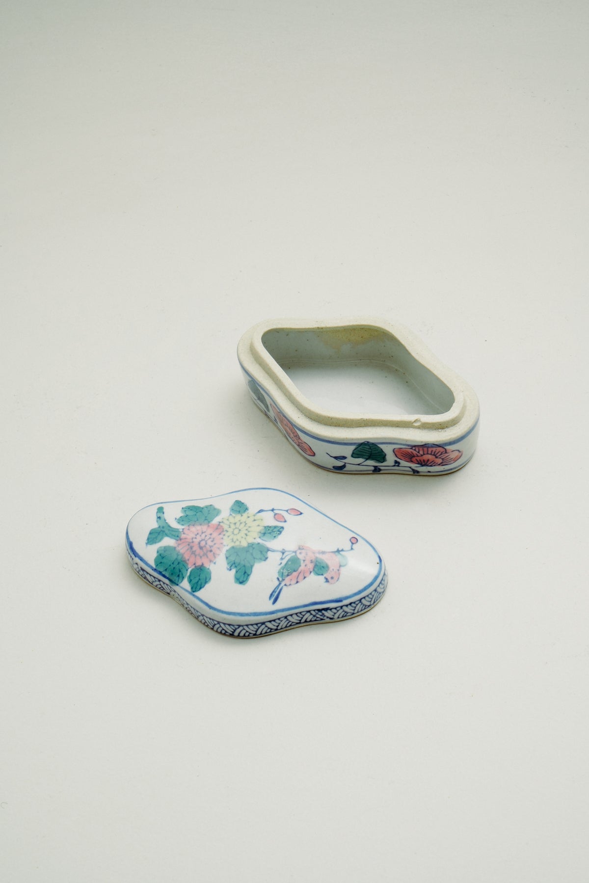 Chinoiserie porcelain pill box
