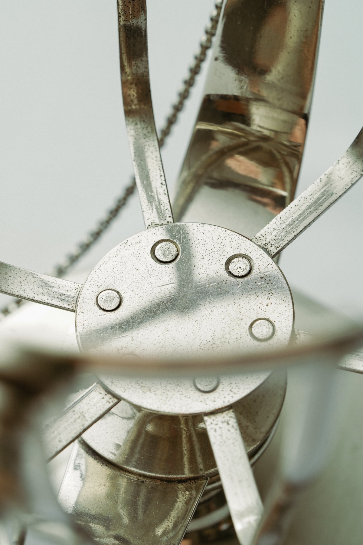 Swinging bottle holder