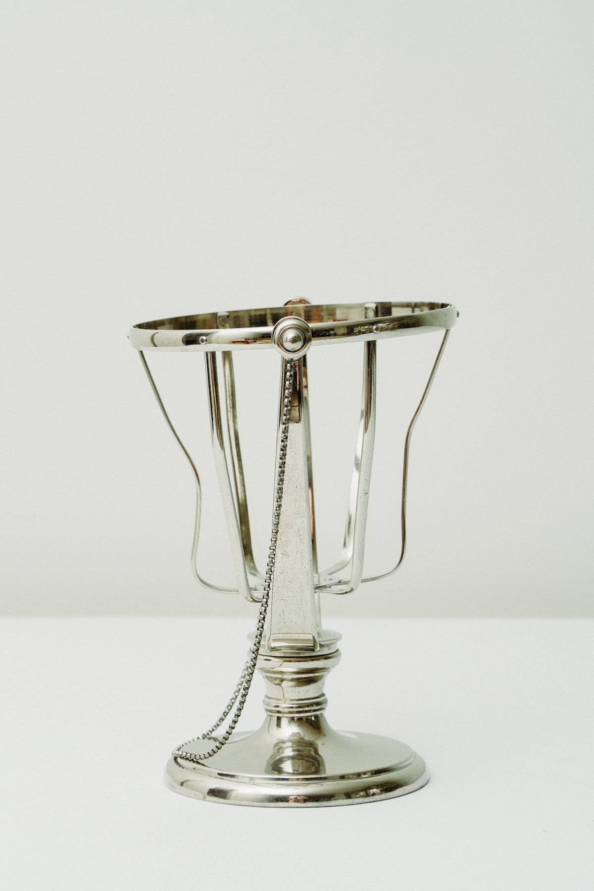 Swinging bottle holder