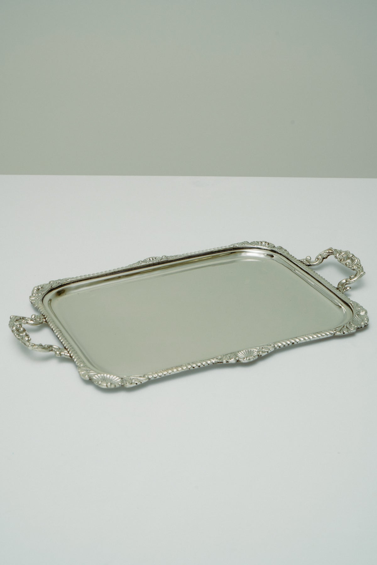 Tray with shell details