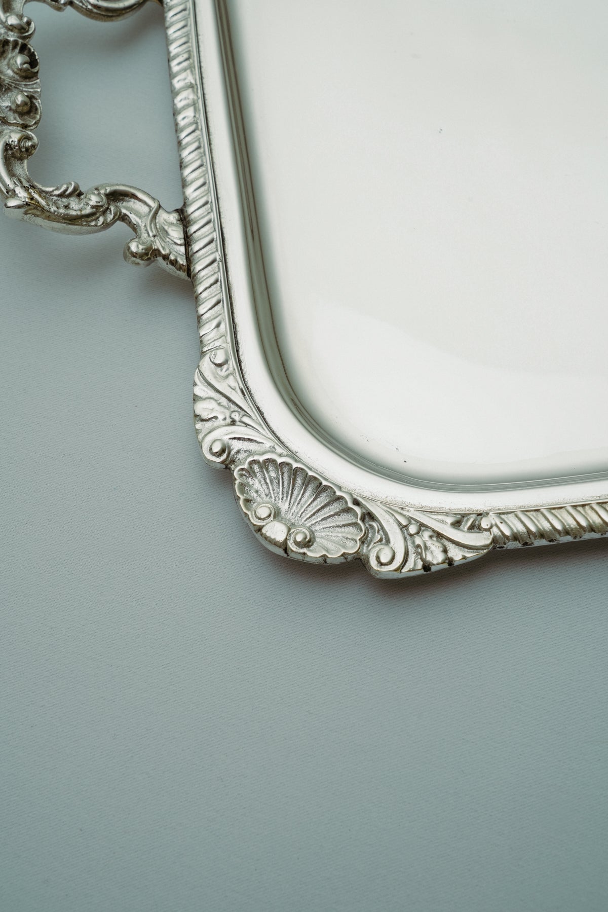 Tray with shell details