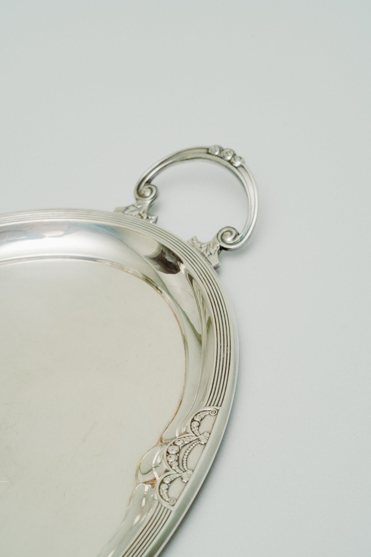 Tray with engravings