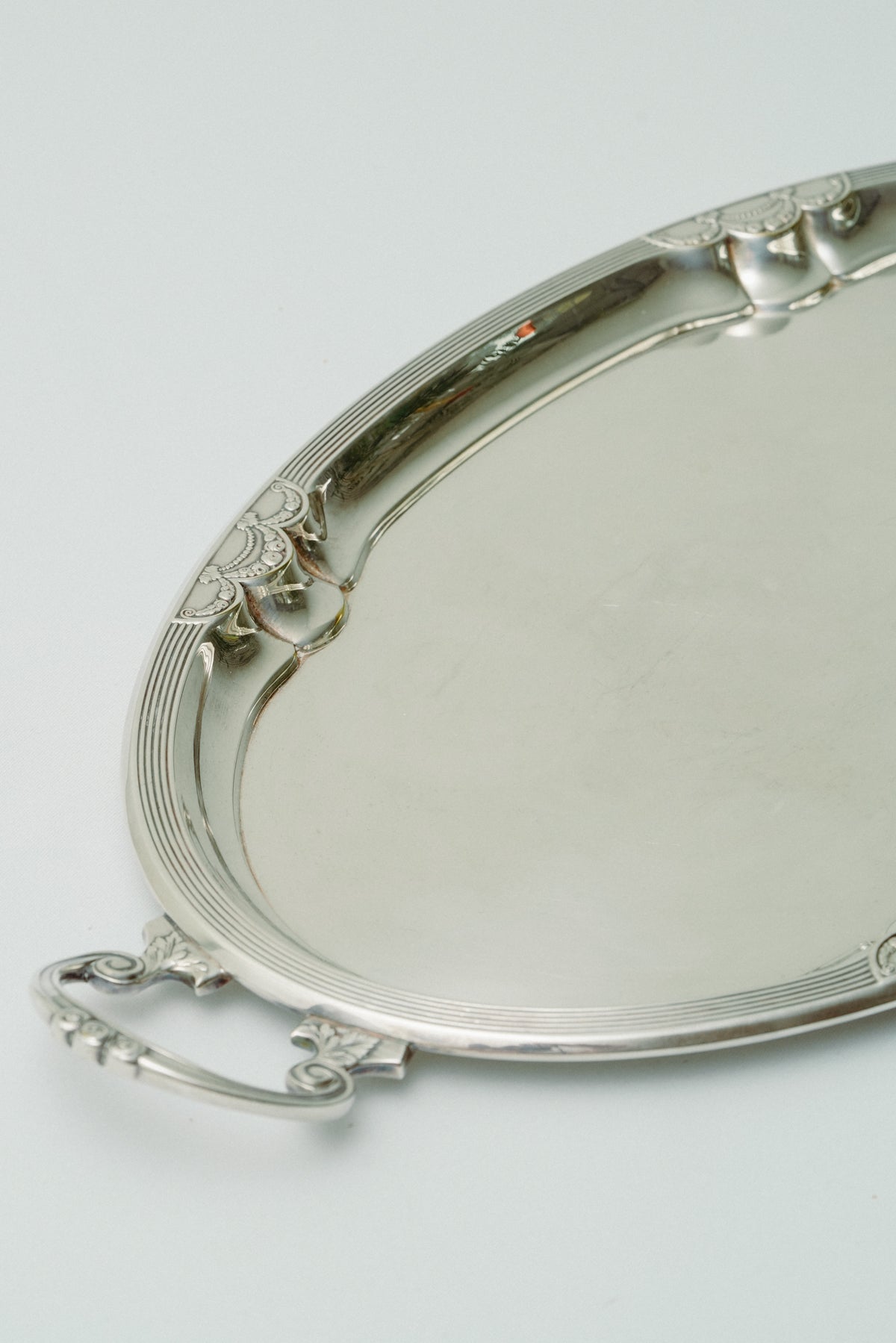 Tray with engravings