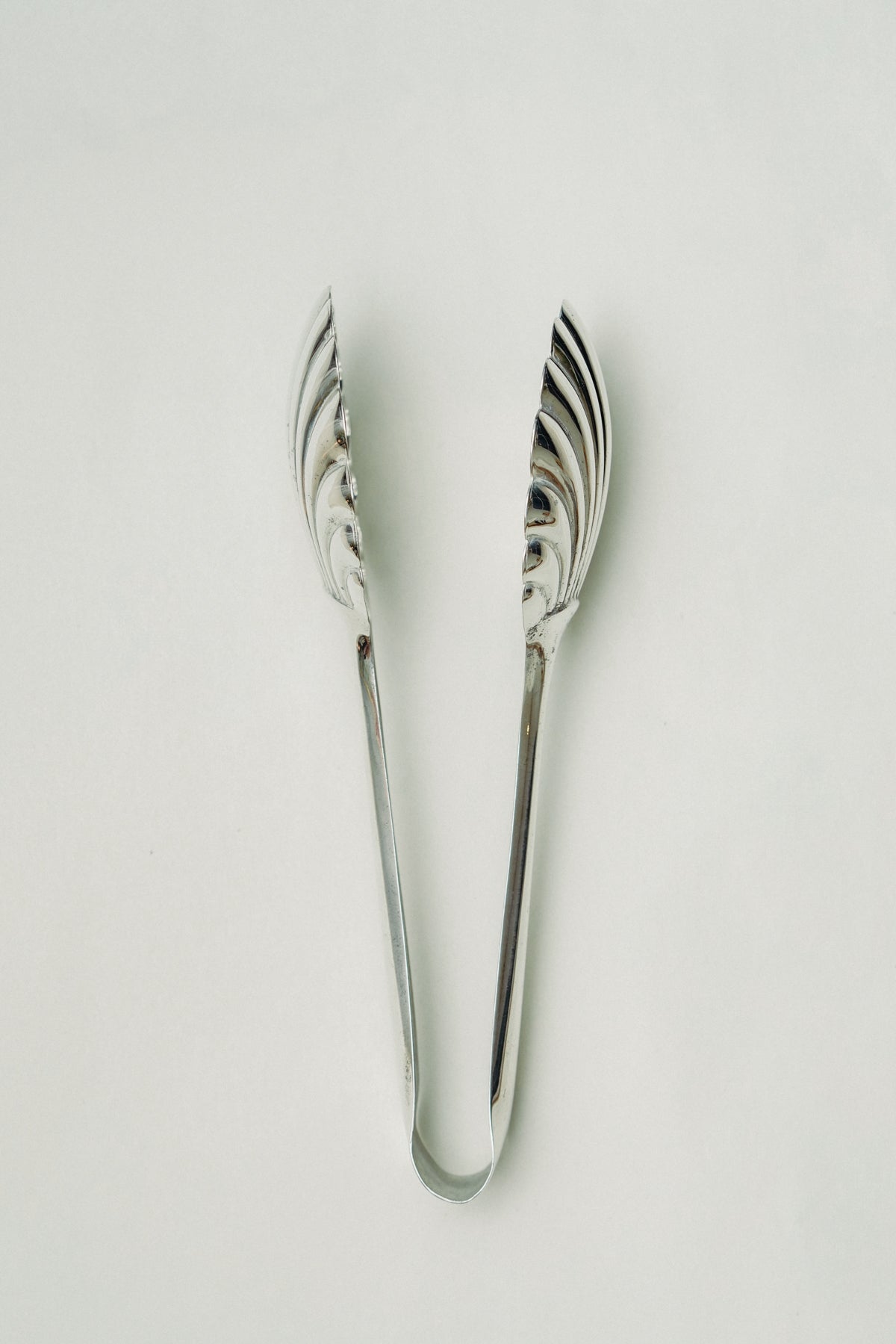 Shell shaped tongs