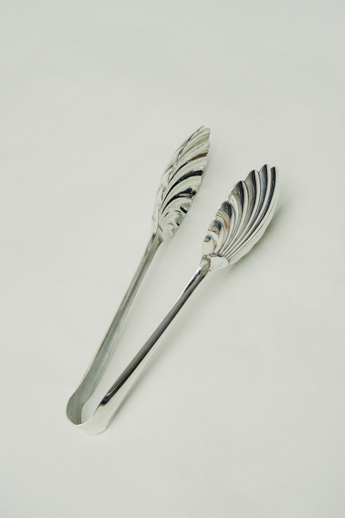 Shell shaped tongs
