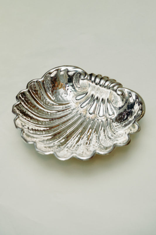 Shell shaped bowls (set of 2)