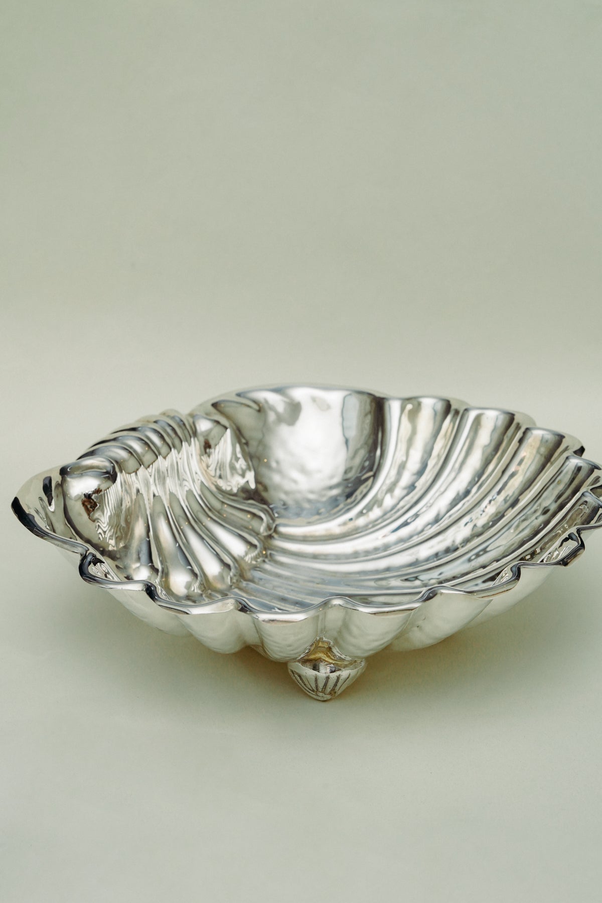 Shell shaped bowls (set of 2)