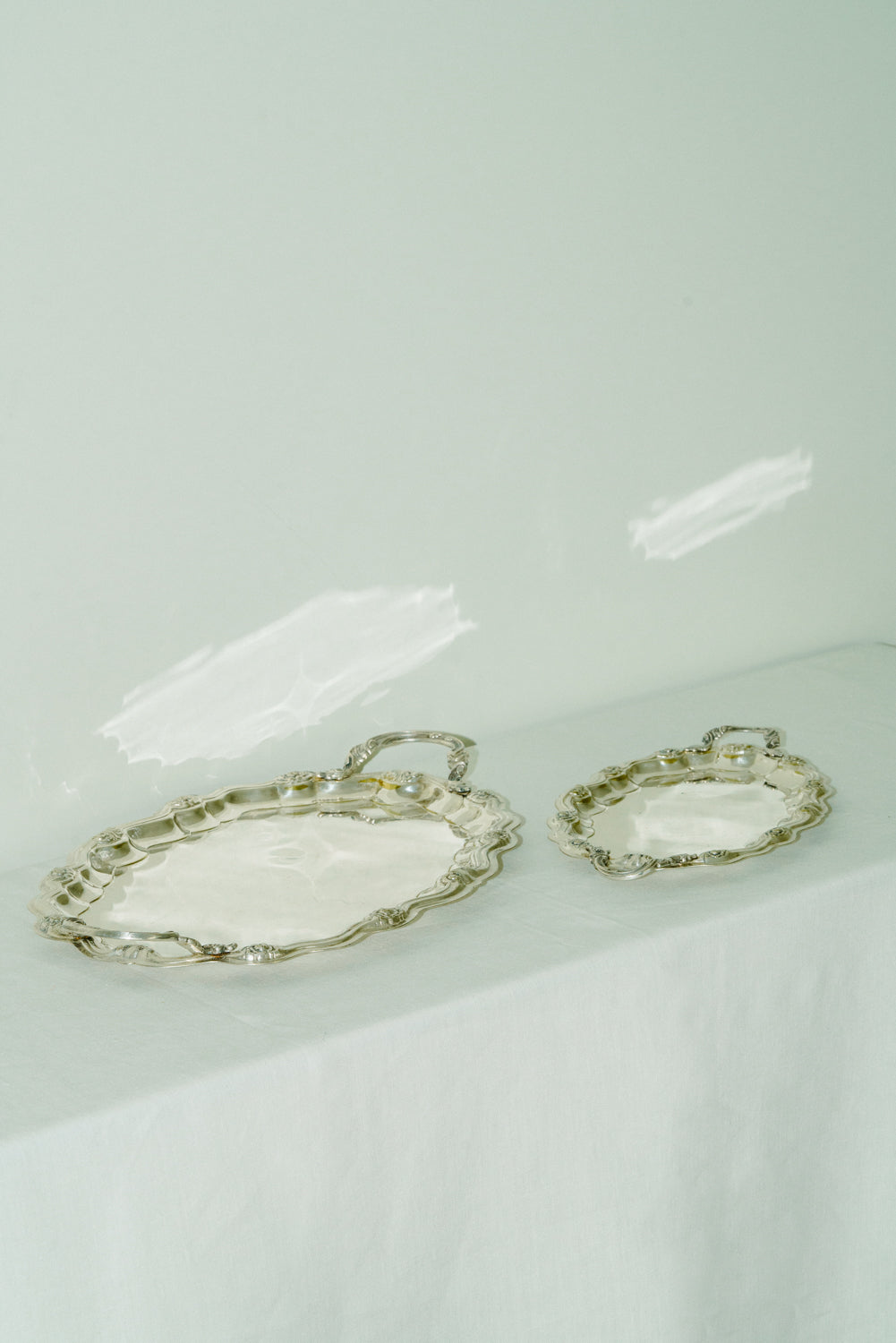 Set of 2 trays with flower details