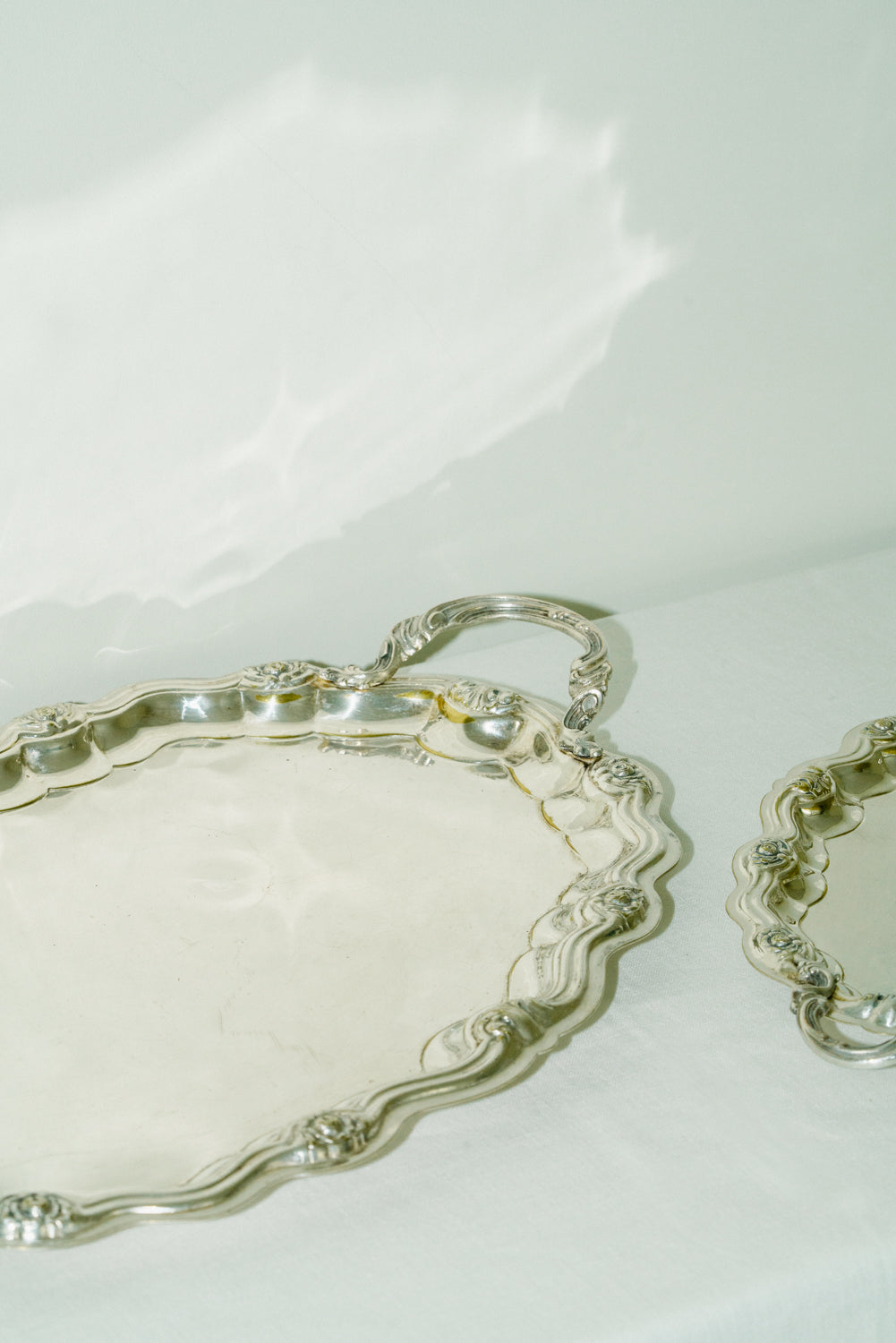 Set of 2 trays with flower details