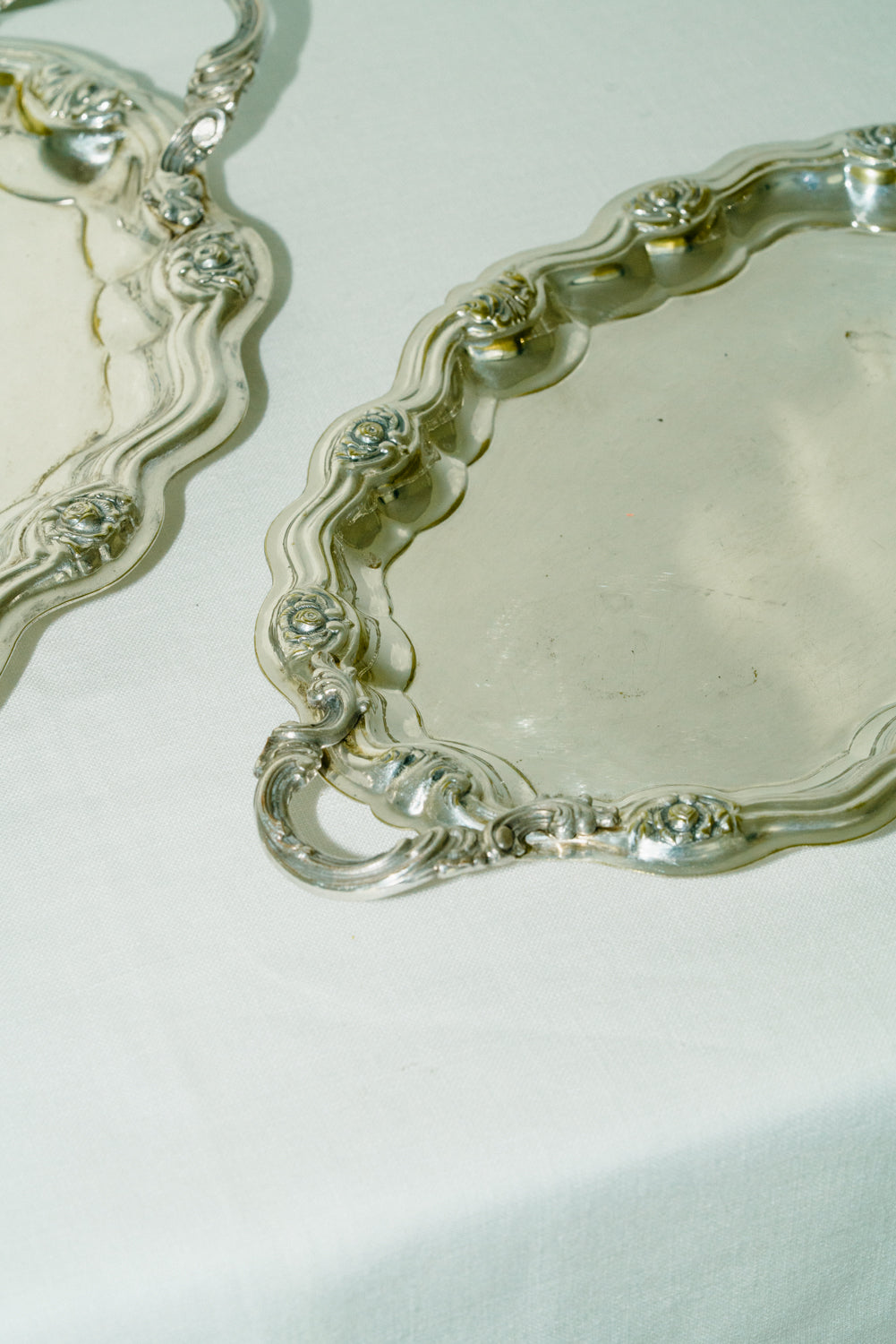 Set of 2 trays with flower details