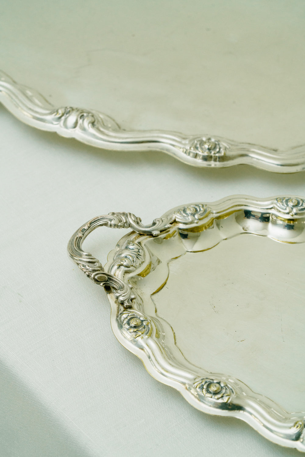 Set of 2 trays with flower details