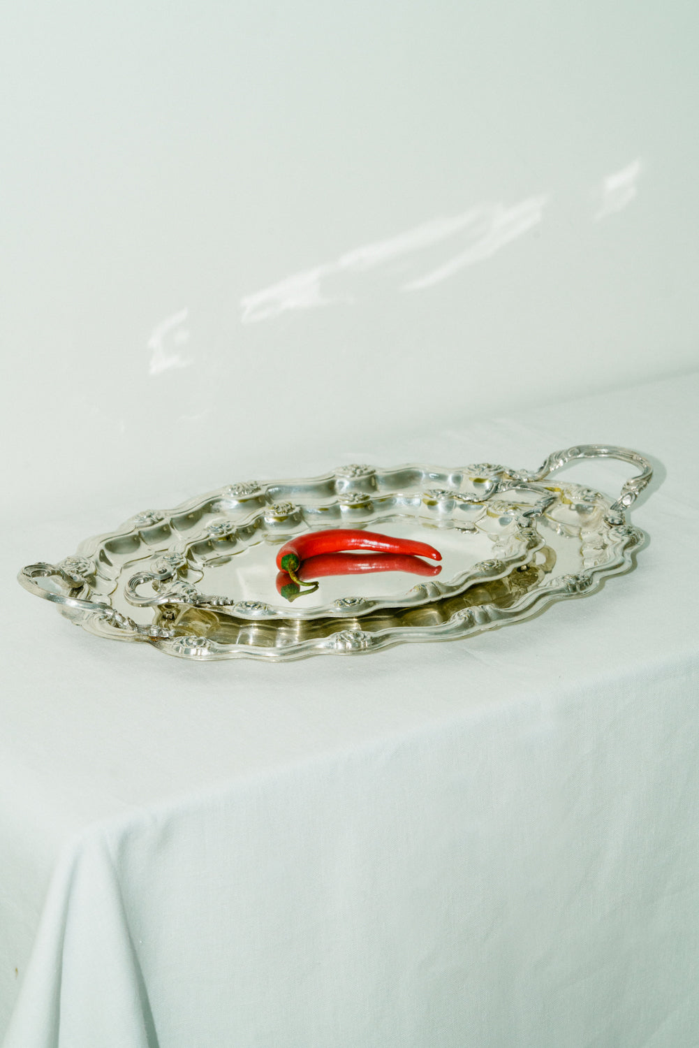 Set of 2 trays with flower details