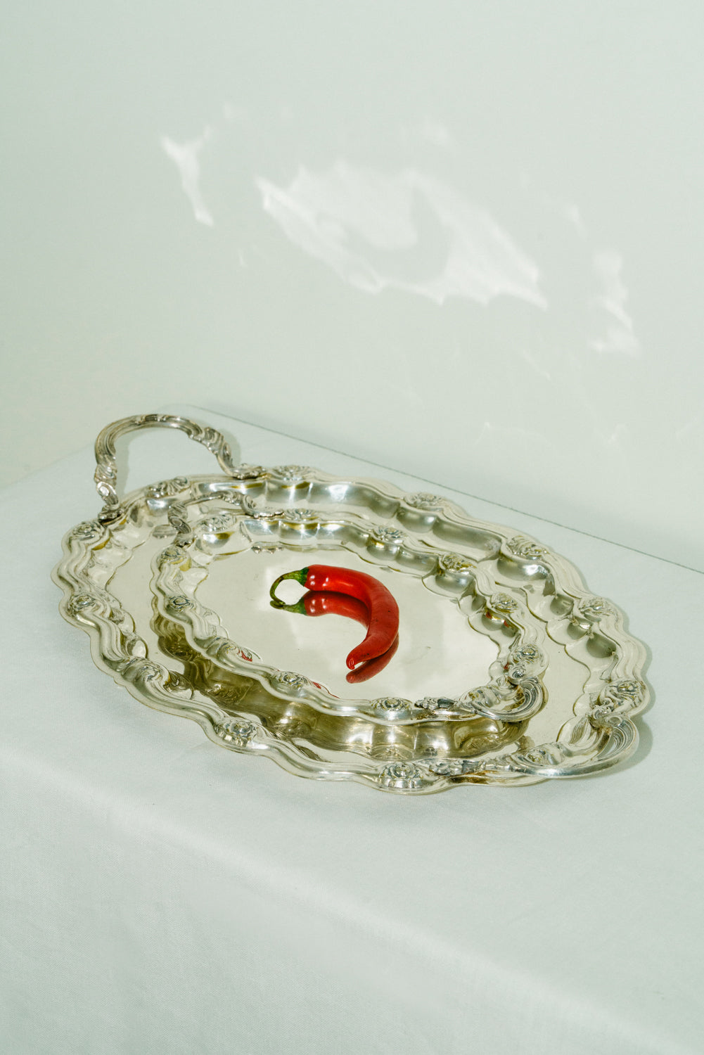 Set of 2 trays with flower details
