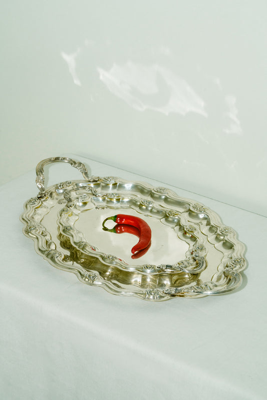 Set of 2 trays with flower details