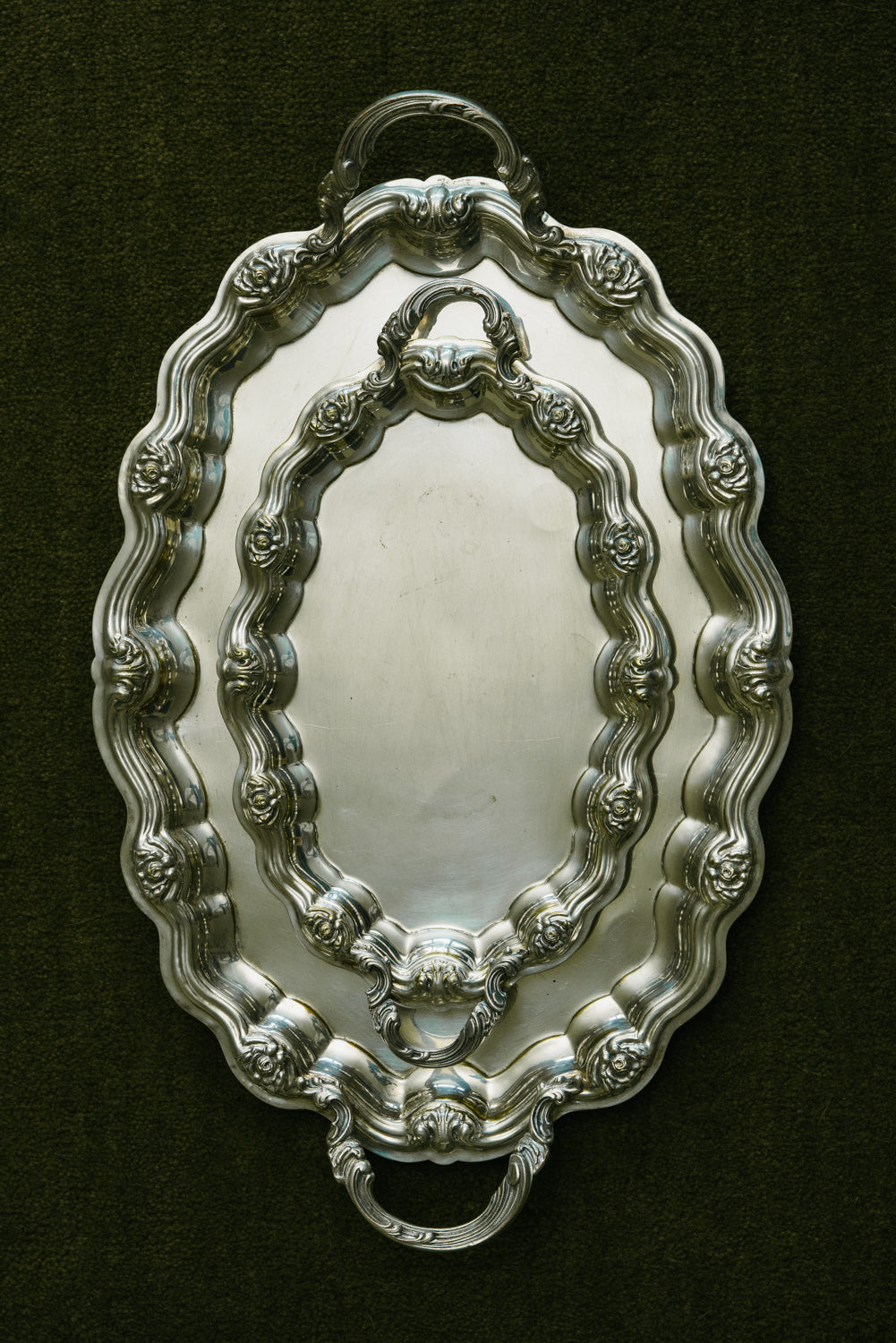 Set of 2 trays with flower details