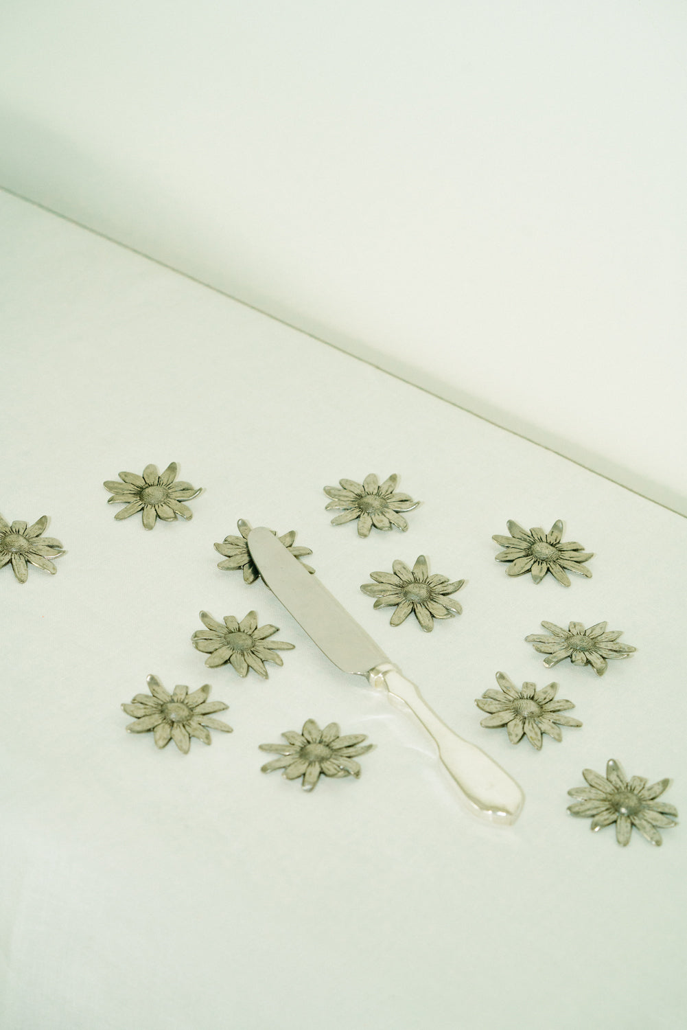 Flower Knife Rests by Étain du Manoir, set of 12