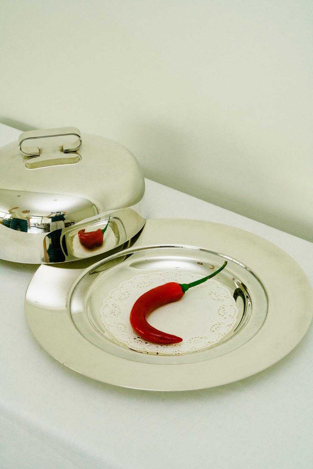 Serving plate with cloche