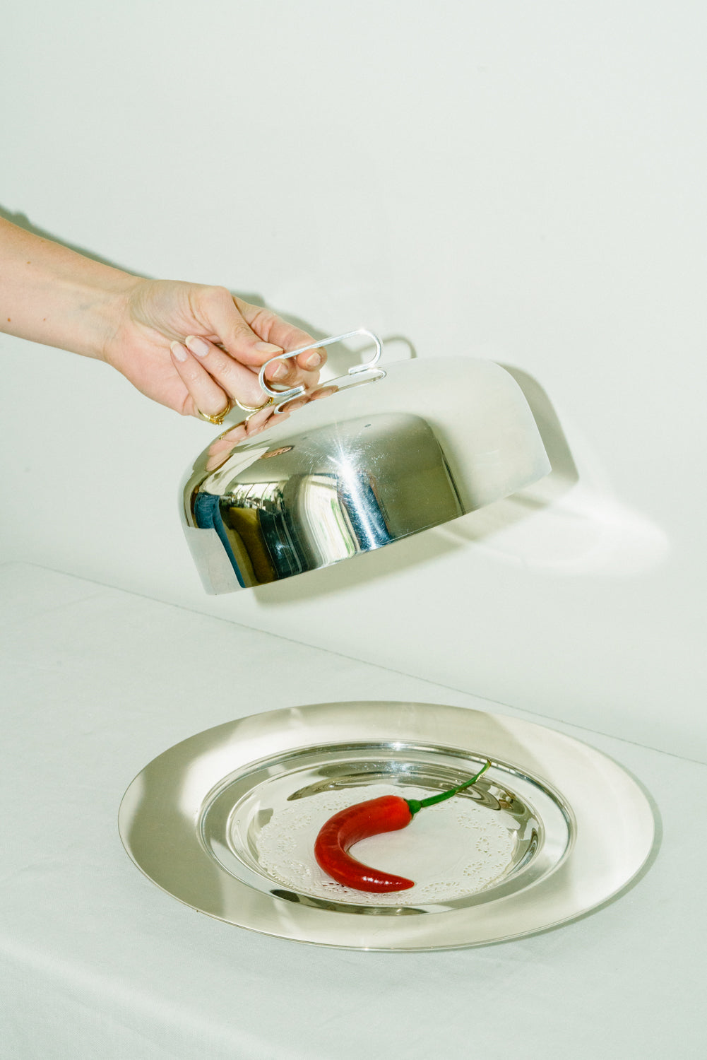 Serving plate with cloche