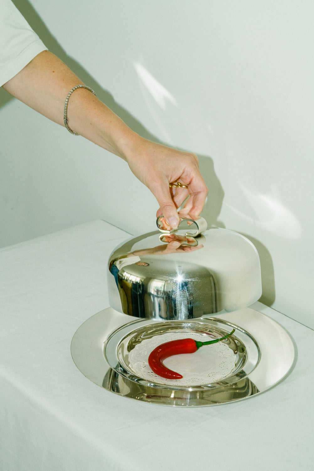 Serving plate with cloche