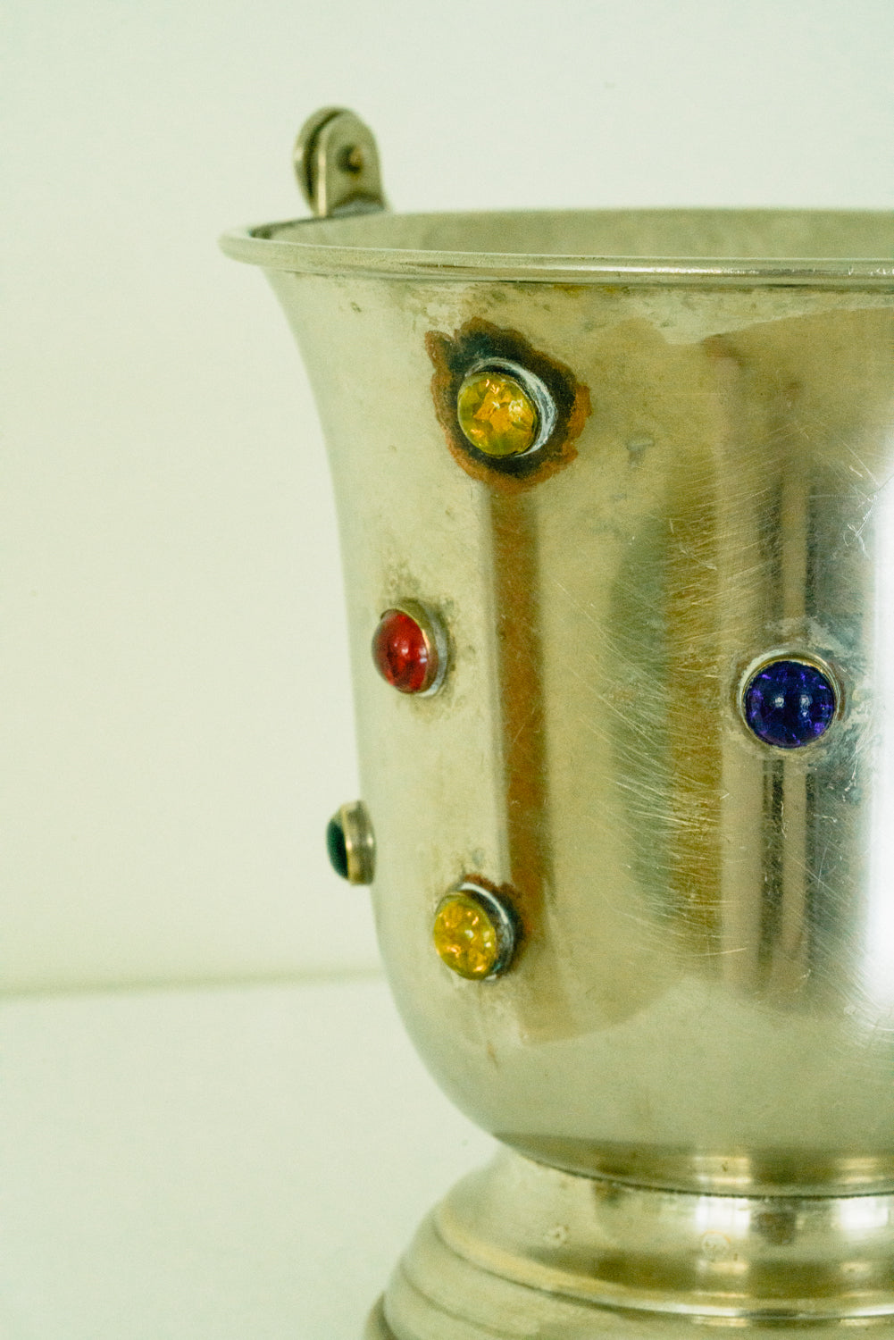 Ice bucket with colored rhinestones
