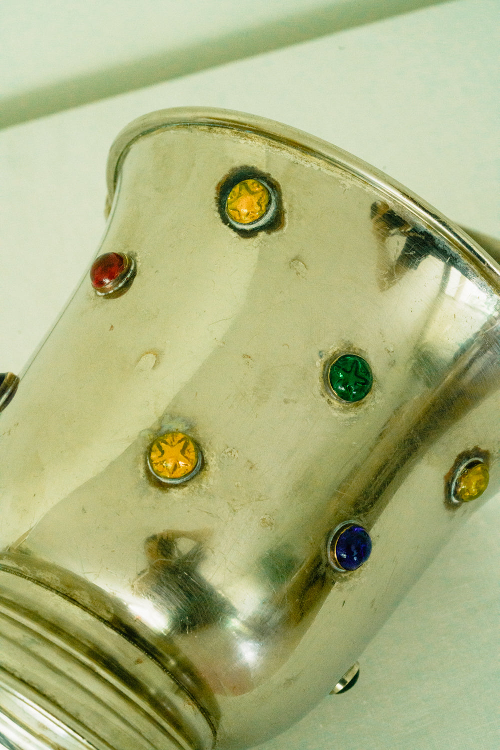 Ice bucket with colored rhinestones