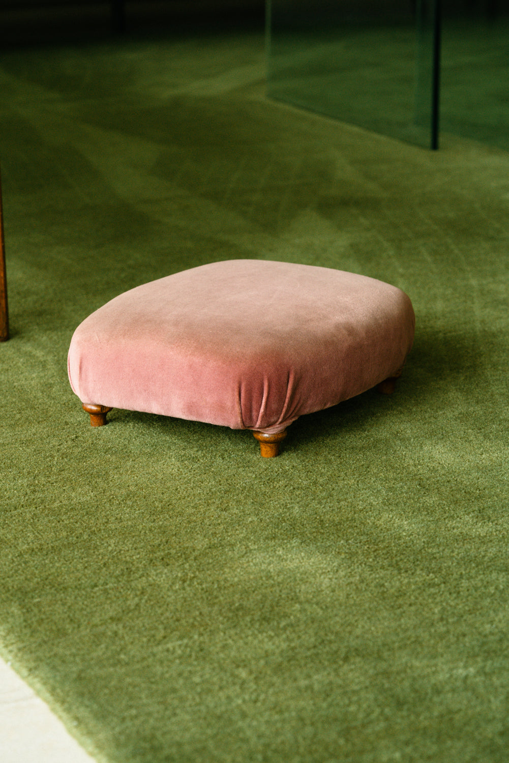 Antique ottoman in pink velvet