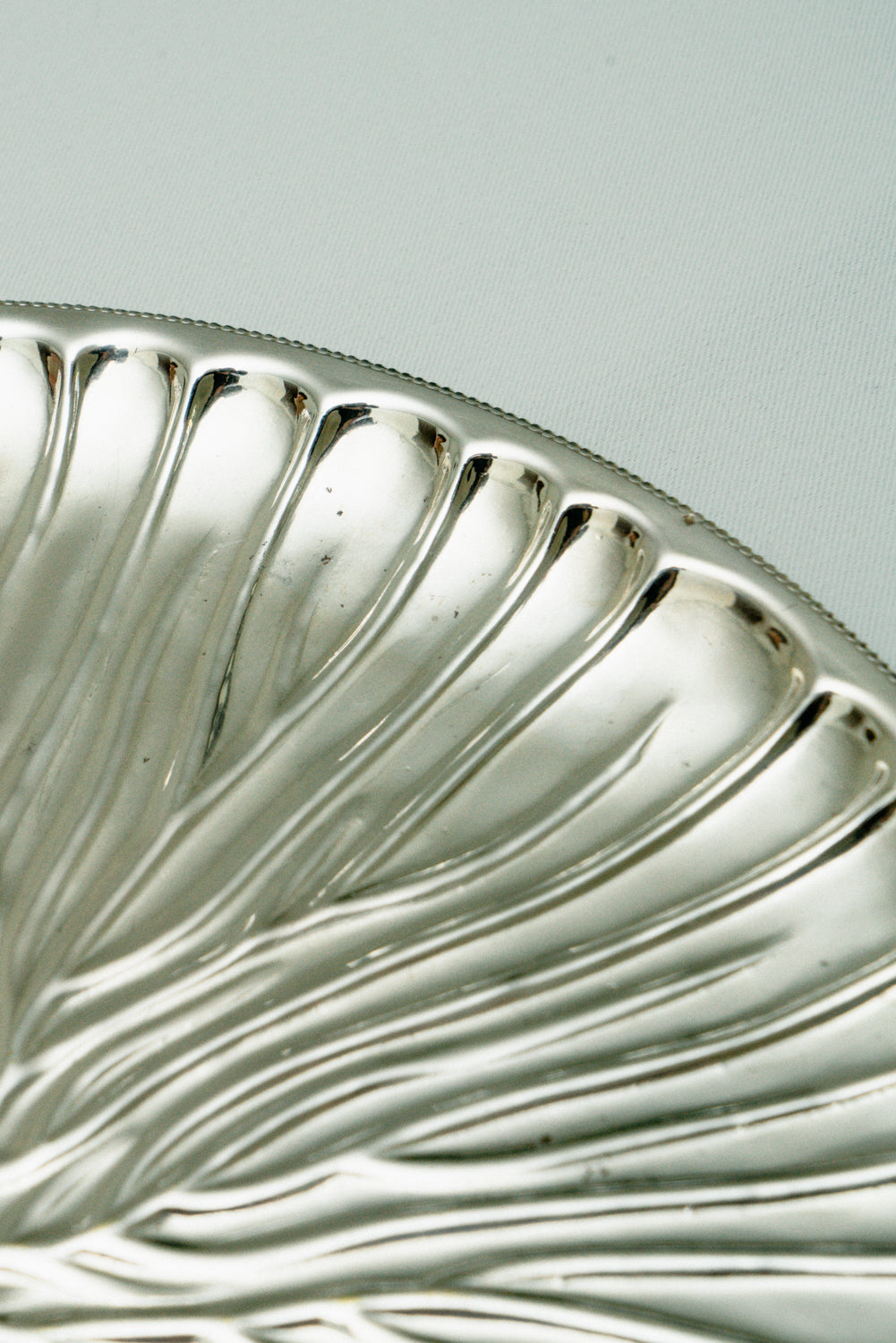 Round plate with raised details