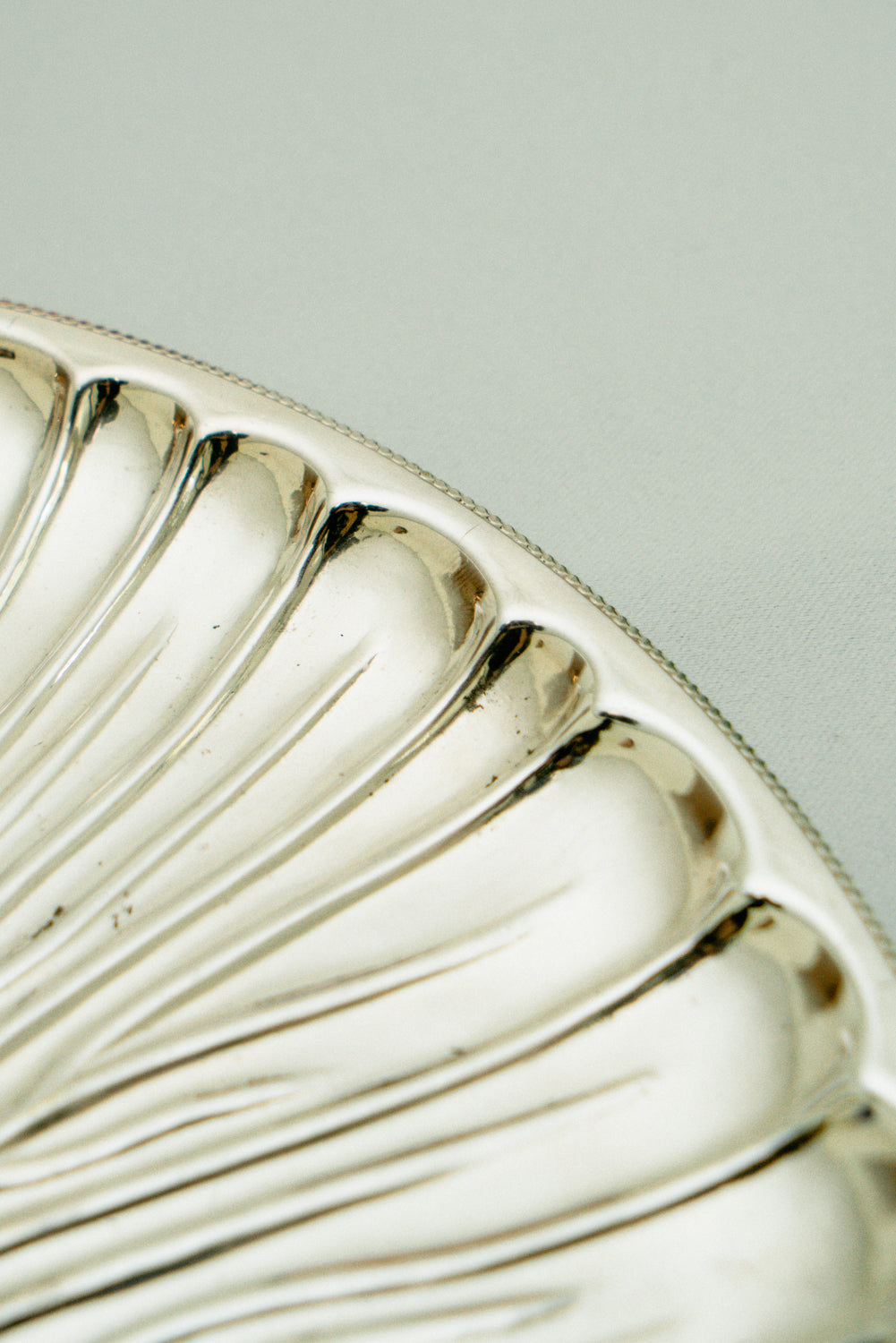 Round plate with raised details