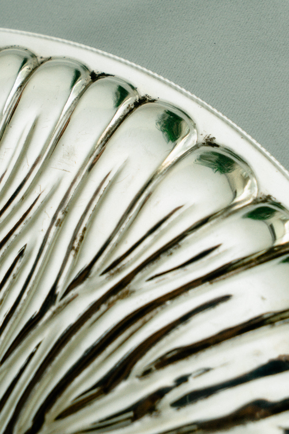 Round plate with raised details