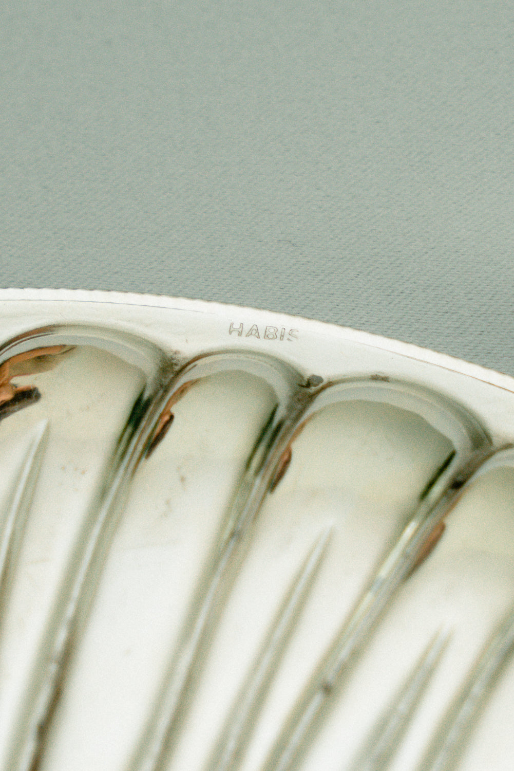 Round plate with raised details