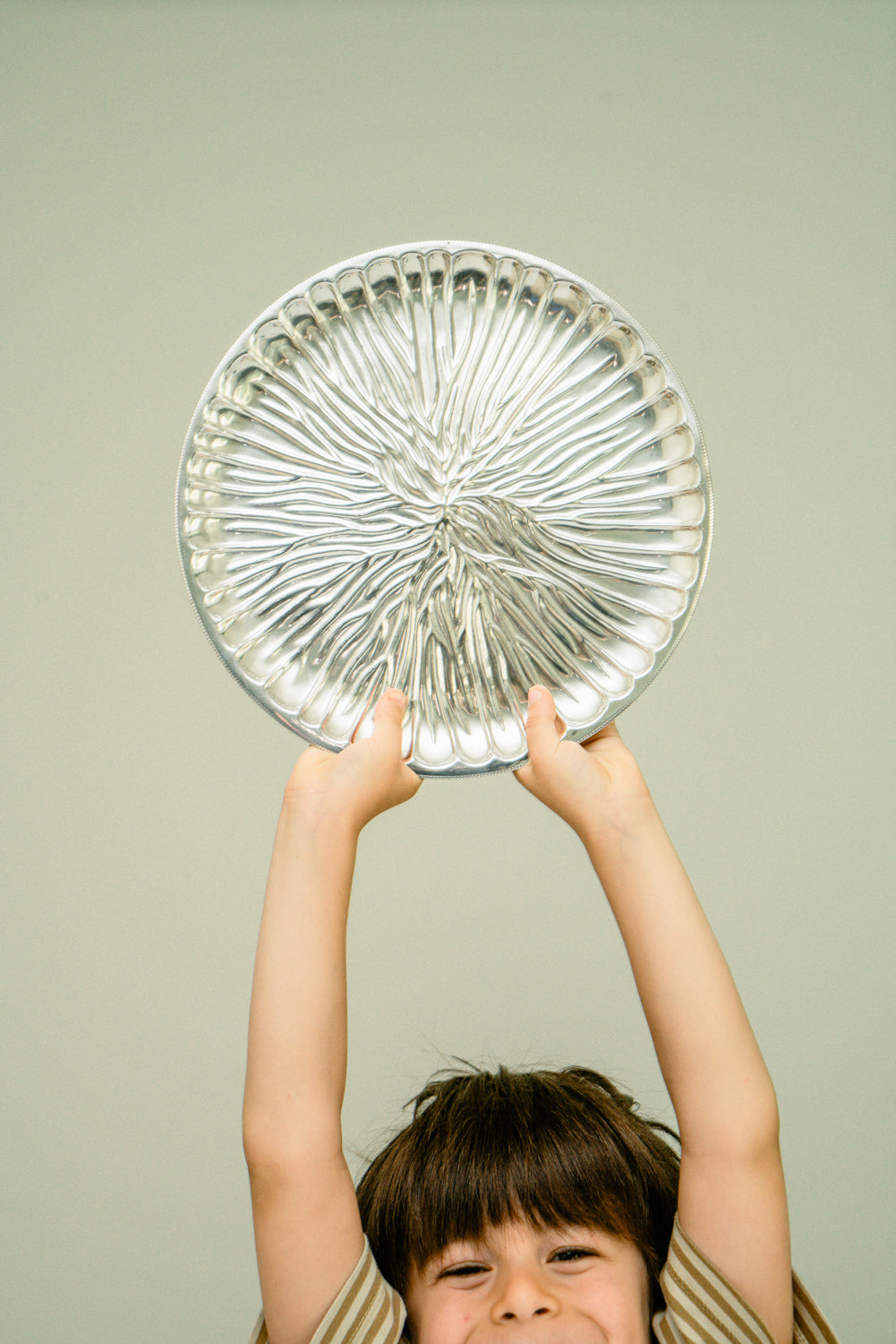 Round plate with raised details