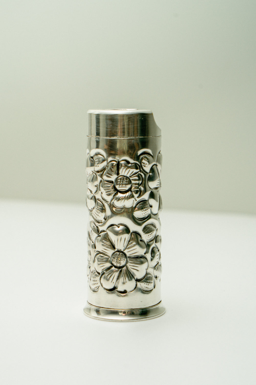 Big vintage lighter case with flower details