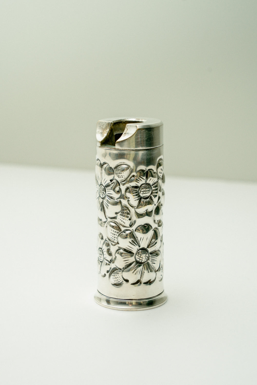 Big vintage lighter case with flower details