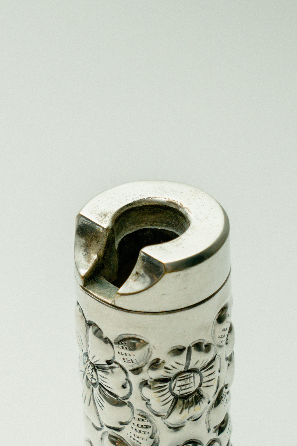 Big vintage lighter case with flower details