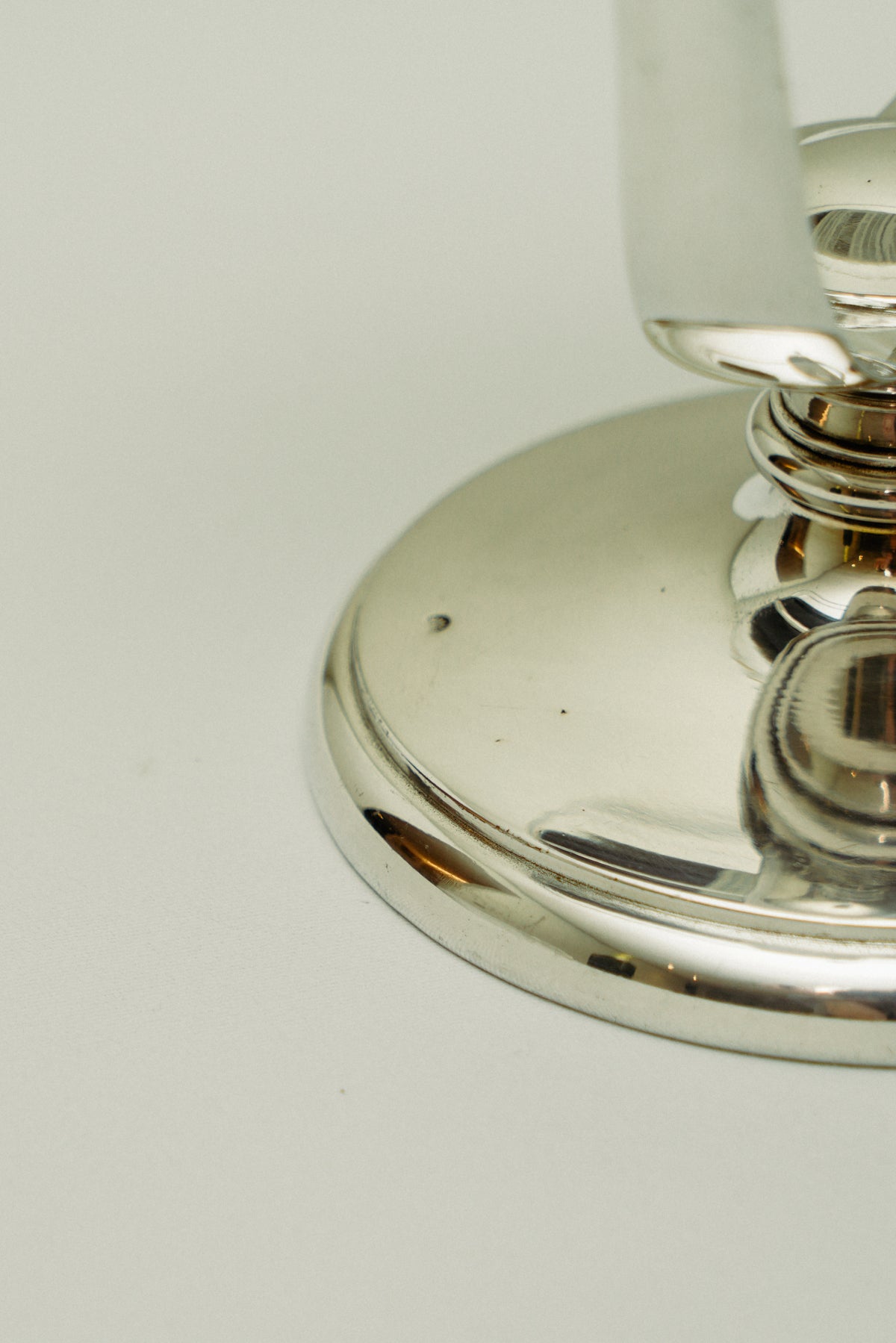 Swinging bottle holder