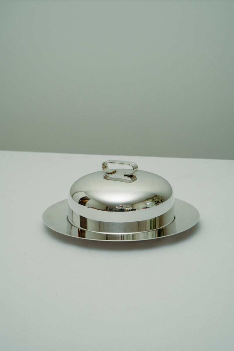 Serving plate with cloche