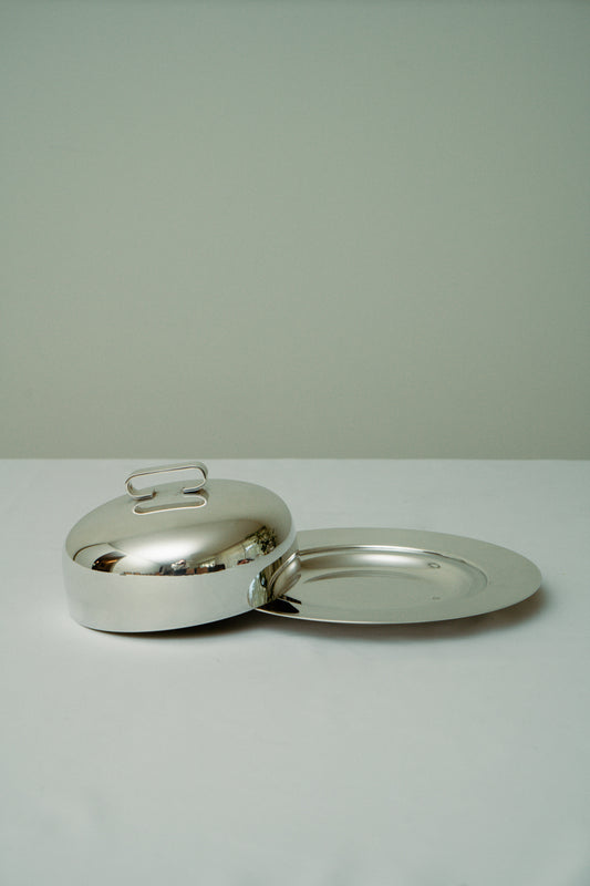 Serving plate with cloche