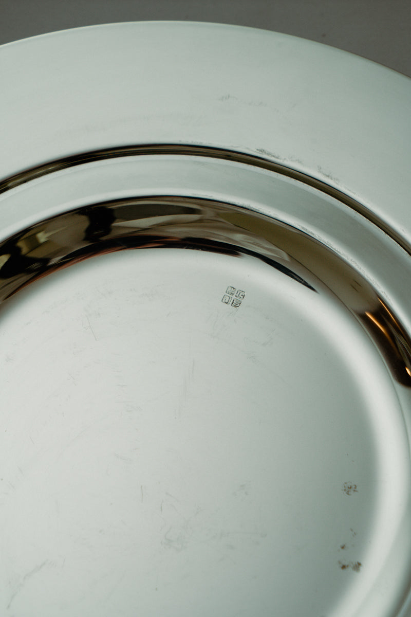 Serving plate with cloche