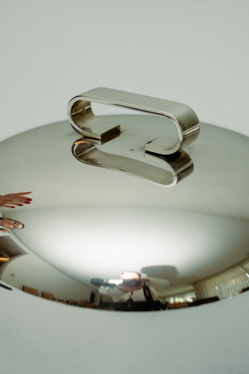 Serving plate with cloche