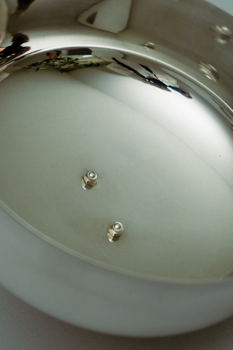 Serving plate with cloche