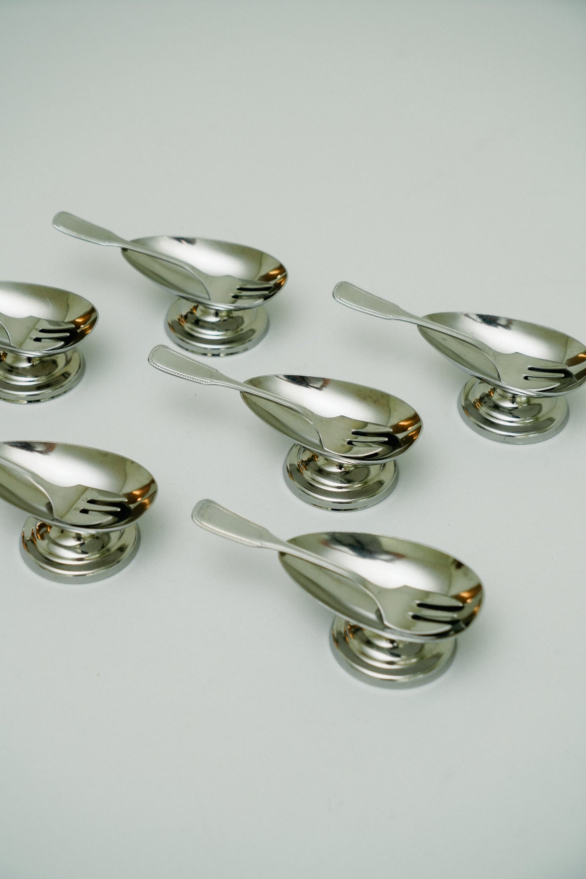 Set of 6 mini oyster shaped coupes with forks