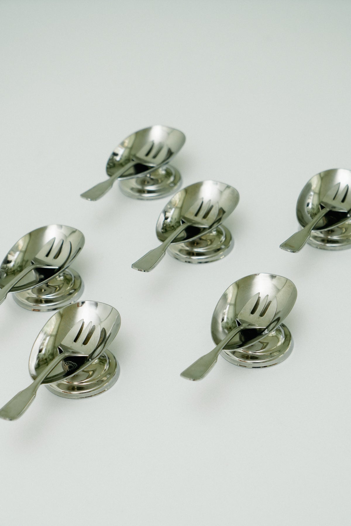 Set of 6 mini oyster shaped coupes with forks
