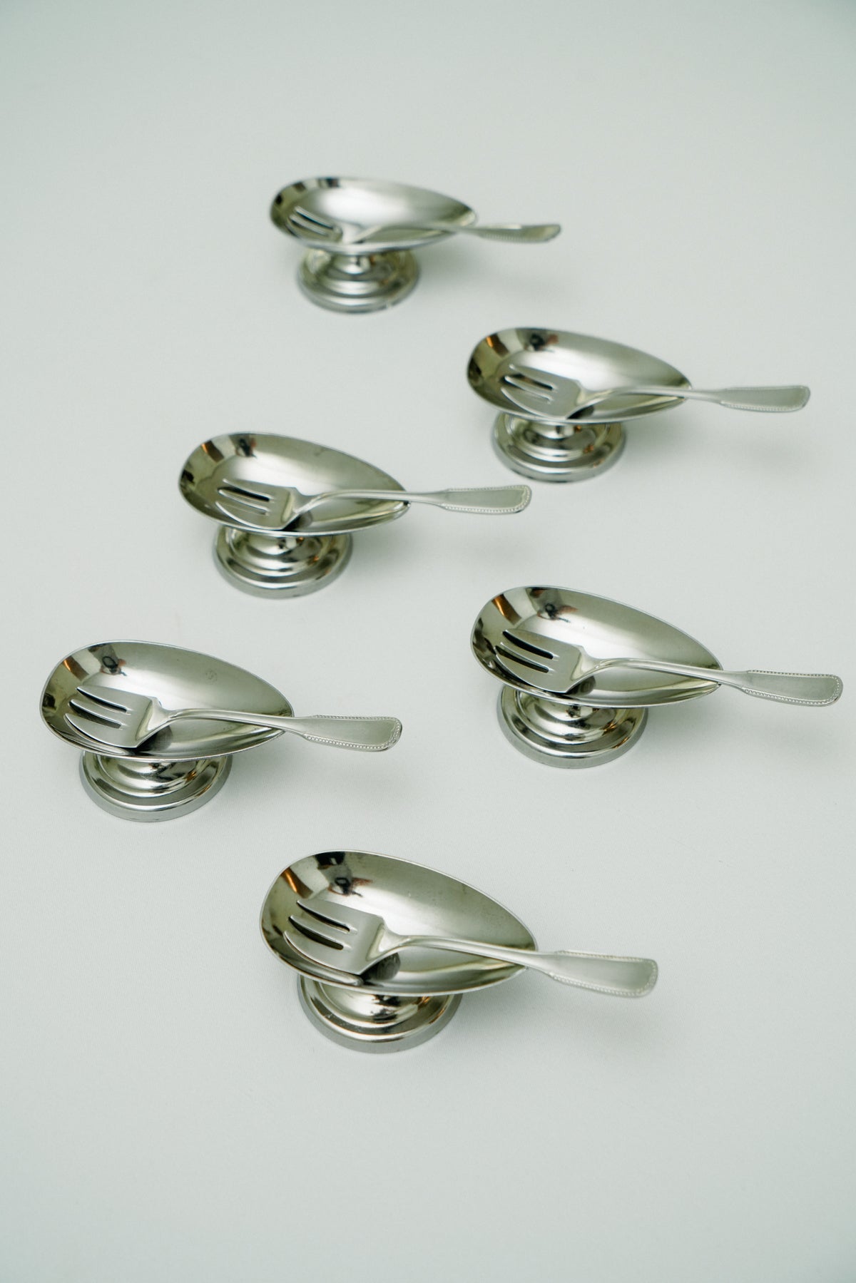 Set of 6 mini oyster shaped coupes with forks